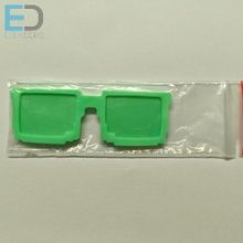 Emlékszemüveg hűtőmágnes, különböző színekben (10db / csomag)